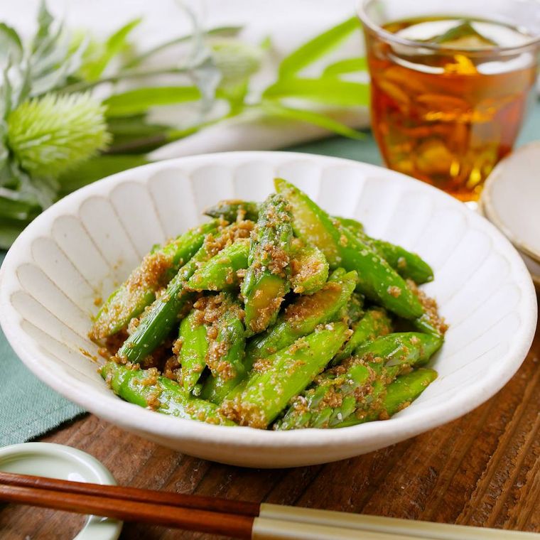 白い皿に盛られたアスパラガスのごま和え