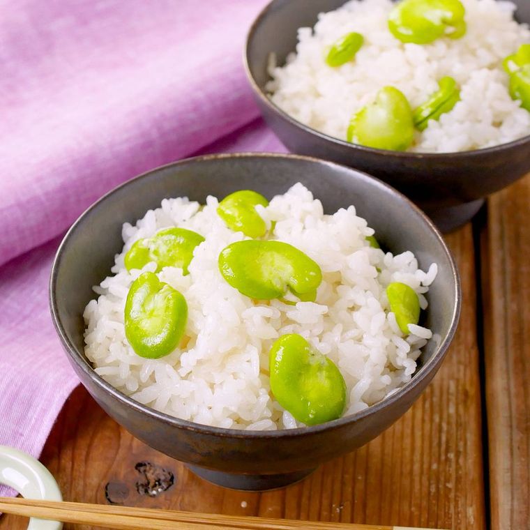 茶わんによそったそら豆ごはん