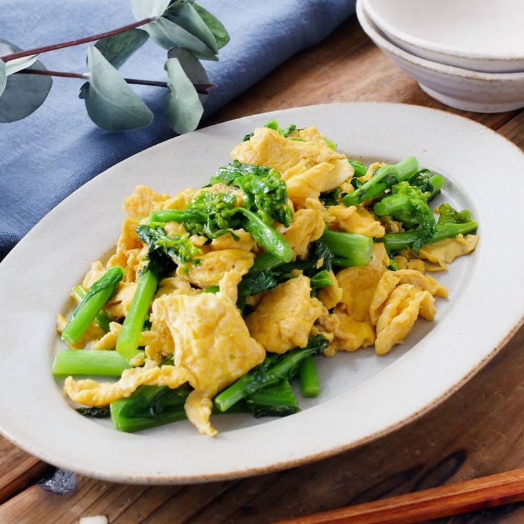 白い皿に盛られた菜の花と卵の中華炒め