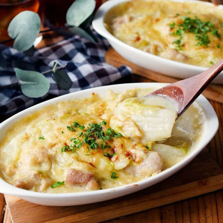 グラタン皿に盛られた白菜と鶏肉の豆乳グラタン
