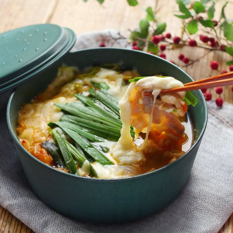 鍋に入っている豚キムチーズ鍋