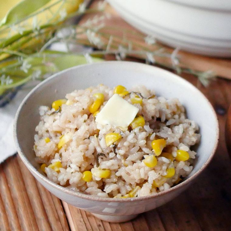 白色の茶碗に盛られたとうもろこしの塩昆布バター炊き込みごはん