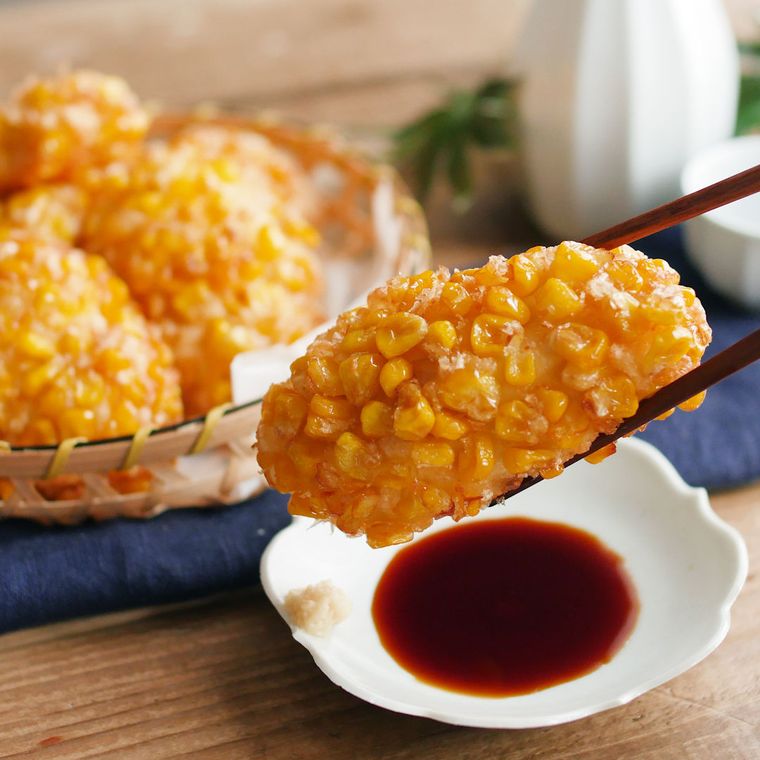 ザルに盛られたはんぺんで作るお手軽もろこしさつまあげ