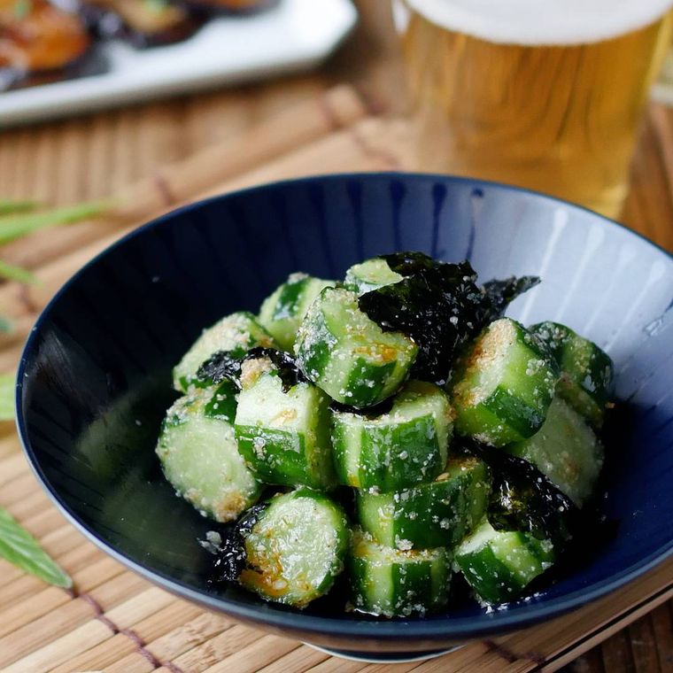 紺色の小鉢に盛りつけられているピリ辛なきゅうりの和え物