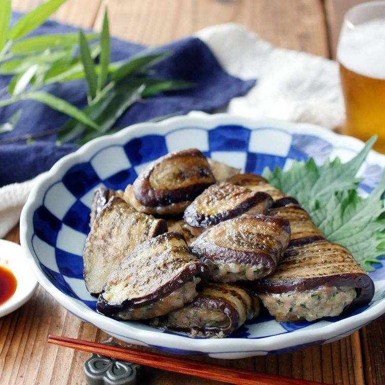 皿に盛られたなす餃子