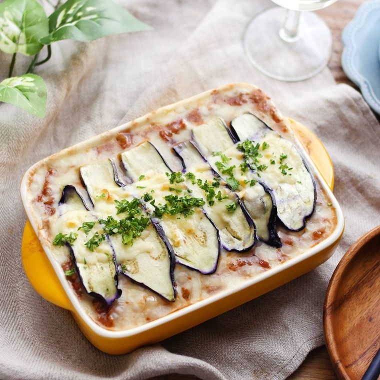 グラタン皿に入ったとろんとなすの肉みそラザニア風
