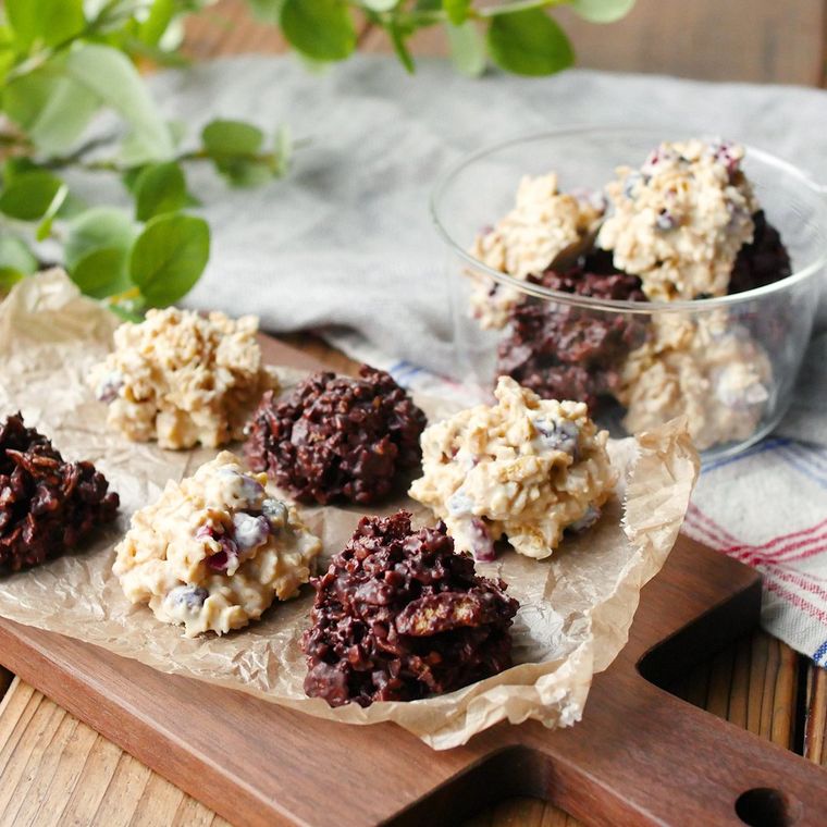 カッティングボードにのった、白と茶色のチョコクランチ