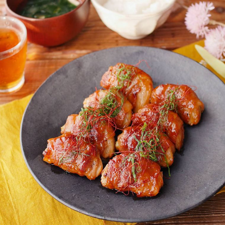 黒い皿に盛られたピリ辛肉巻き新たま