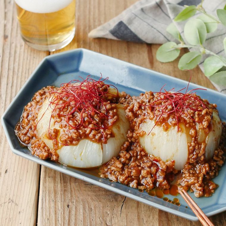 青い皿に盛られた新たまねぎの担々そぼろあんかけ