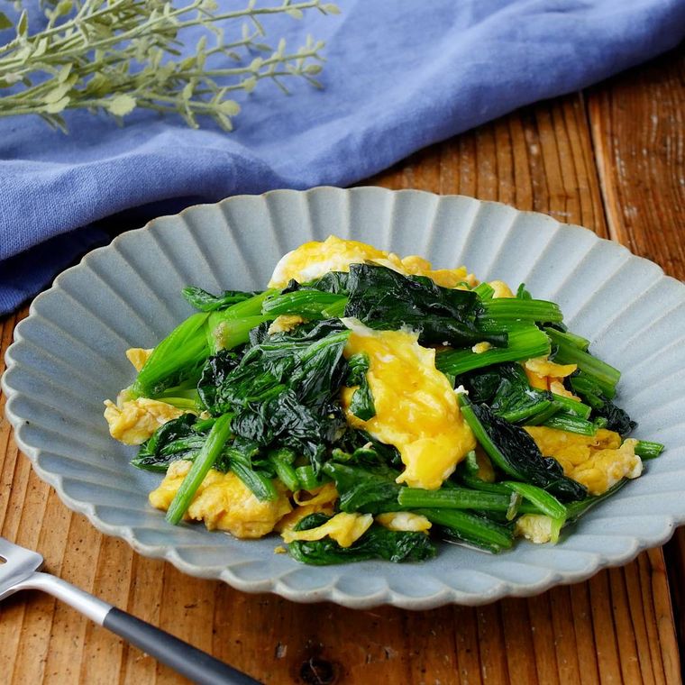 お皿に盛られたほうれん草の卵炒め