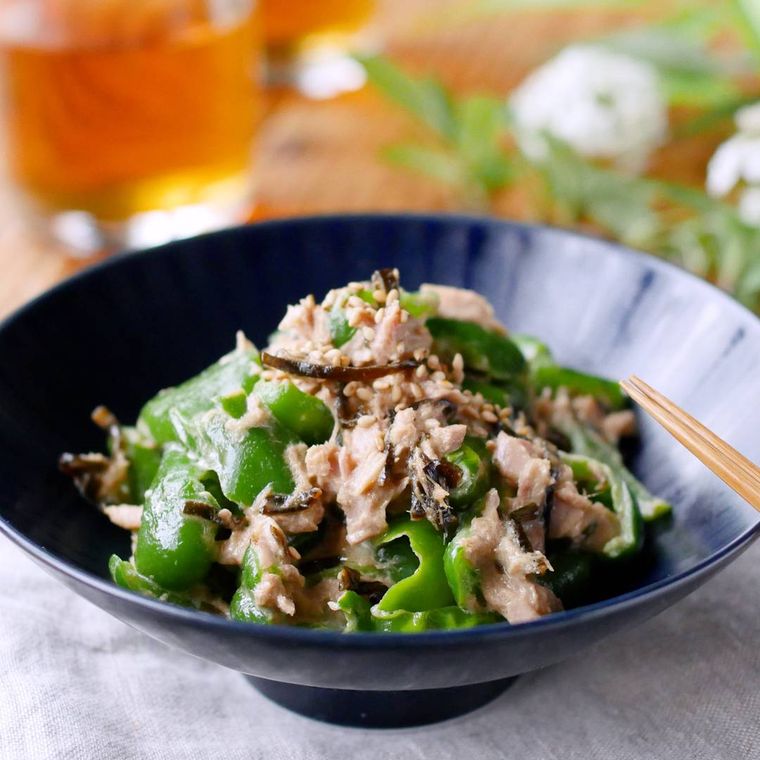 濃色の深皿に盛りつけられたツナマヨピーマンの塩こんぶ和え