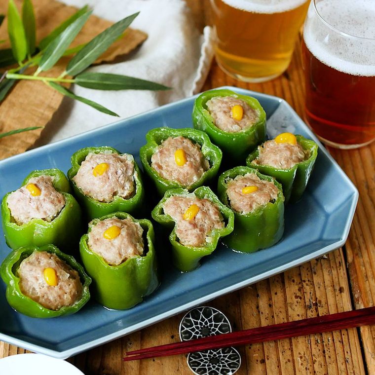 青い長皿に盛りつけられているピーマンしゅうまい