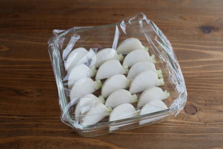 ガラス製の耐熱皿にかぶを並べふんわりラップをした様子