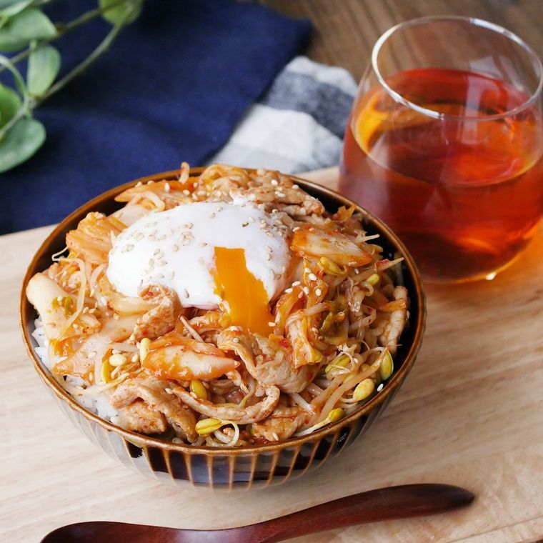 丼に盛り付けた豚キムもやし炒め丼