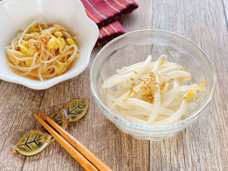 ガラスの器に盛り付けたもやしと豆もやしのごま油ナムル