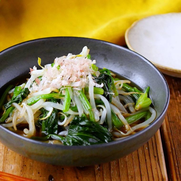 黒い器に盛り付けたもやしとほうれん草のおひたし