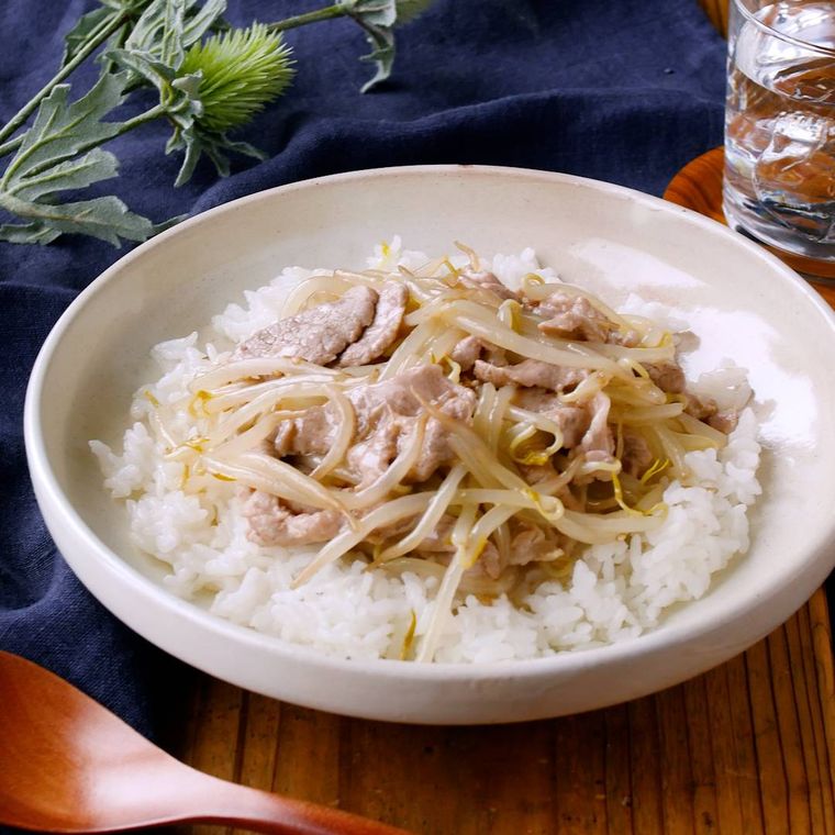 白い皿に盛り付けたもやしと豚こま肉のあんかけ丼