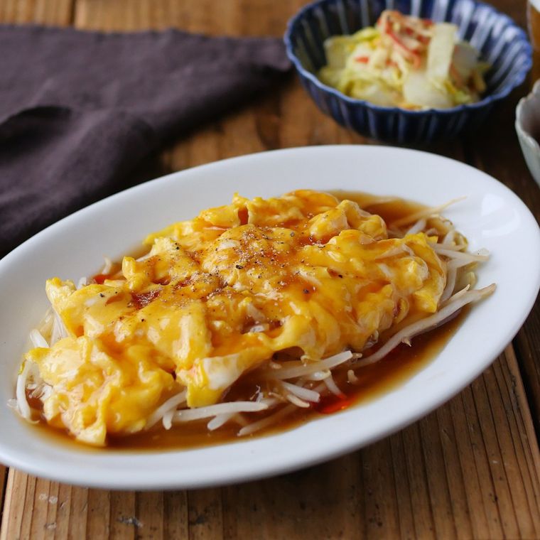 白い皿に盛り付けたもやしのサンラータン風あんかけ