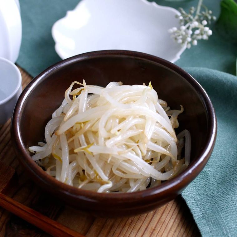酢もやしが入っている茶色い小皿