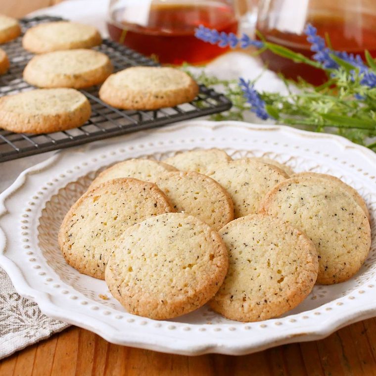 フリフリの白い皿にのった紅茶クッキー