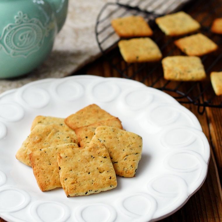 白い皿に7枚の高野豆腐のサクサク紅茶クッキーがのっている様子