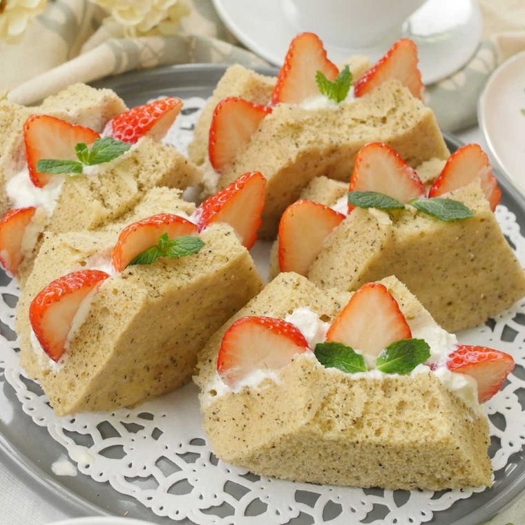 いちごやホイップクリームがサンドされた紅茶のもっちりシフォンサンドがコースターの上にのっている様子