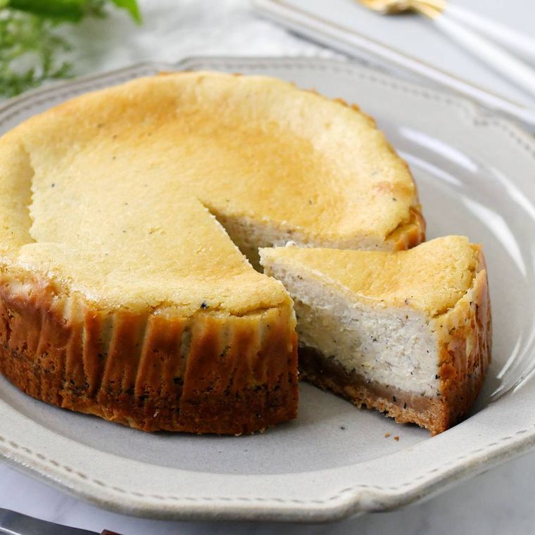 グレーの皿にのった紅茶のチーズケーキ