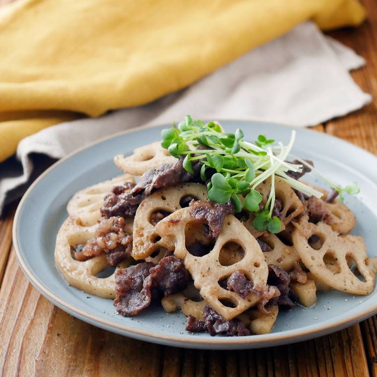 水色の丸皿に盛られた牛肉とれんこんの甘辛黒こしょう炒め
