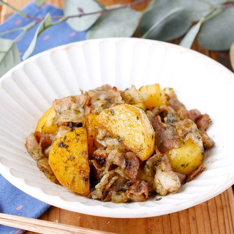 白色の深皿に盛られた豚肉とじゃがいもの青のり炒め