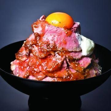 ローストビーフ丼が置かれている