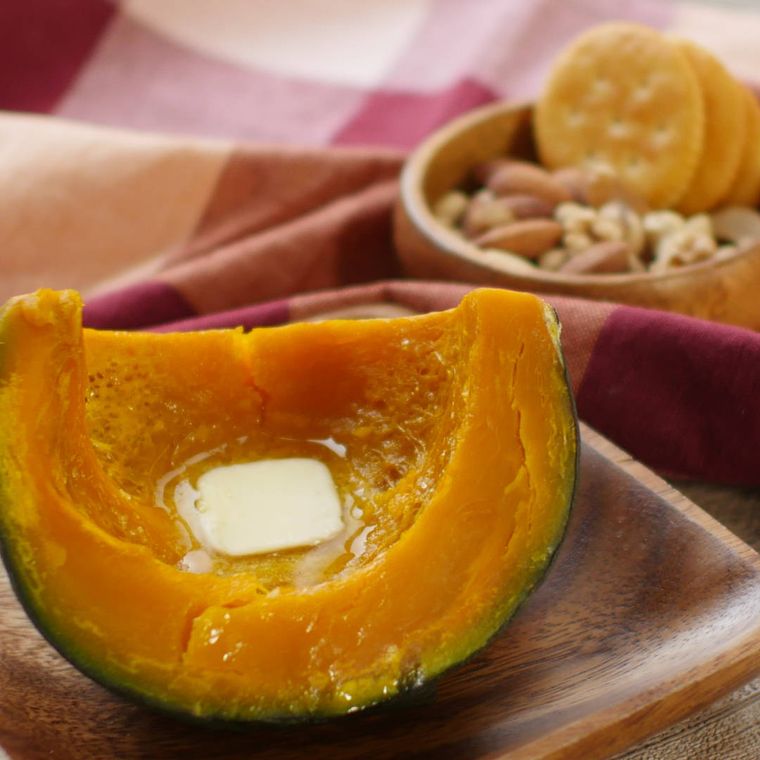 木の皿に盛られたレンジでほっくりかぼちゃバター