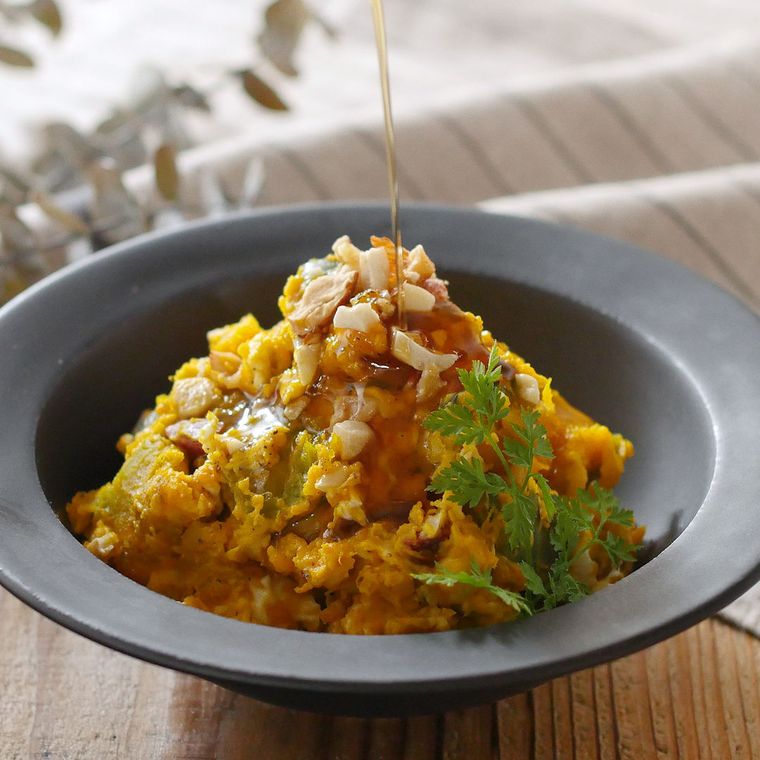 黒色の深皿に盛られたかぼちゃのメープルチーズサラダ