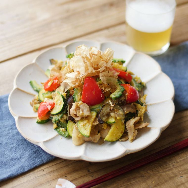 花びら形の皿に盛りつけられた夏野菜のコクみそチャンプルー