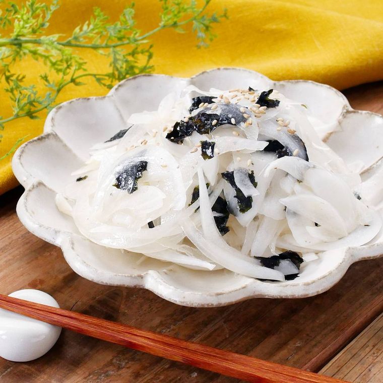 ごま油でやみつき 新玉ねぎのサラダが白い皿に盛り付けられているところ