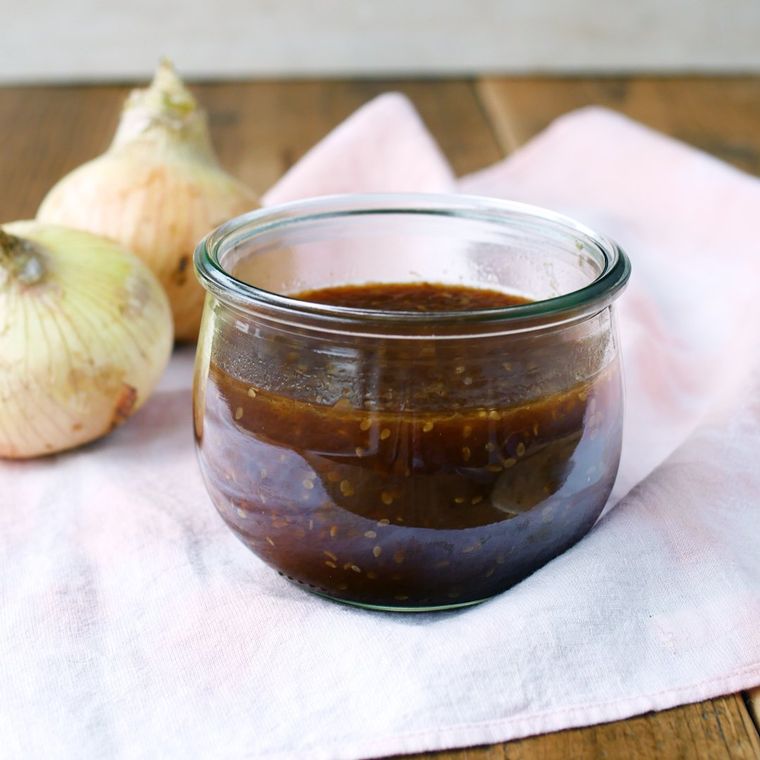 ガラス瓶に入っている新玉ねぎの万能旨だれ