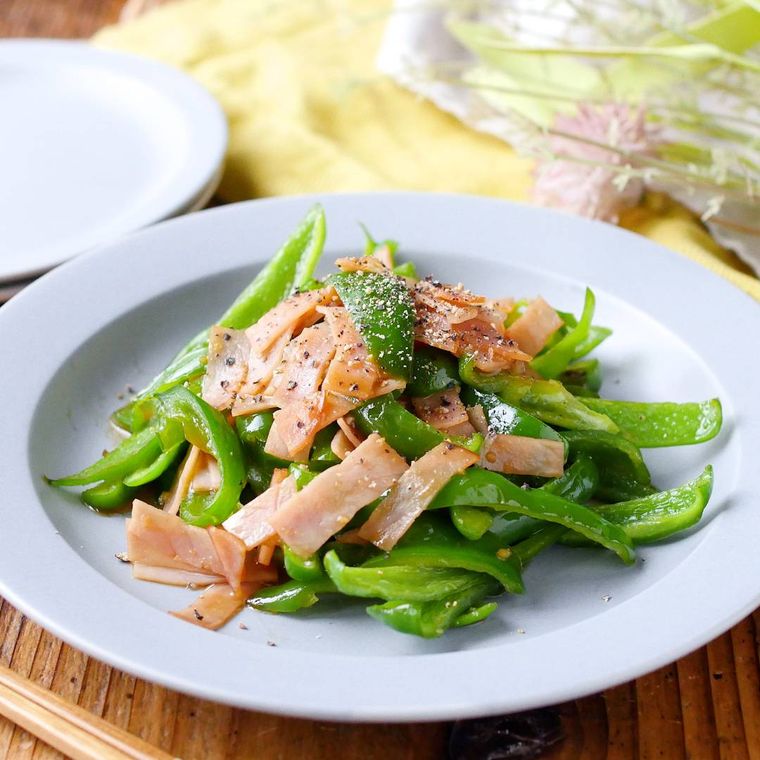 皿に盛り付けられたピーマンとハムのバターしょうゆ炒め