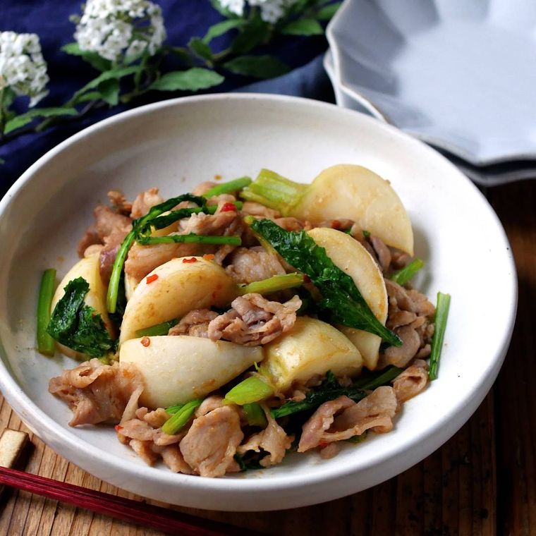 白い皿に盛った、豚肉とかぶのピリ辛炒め