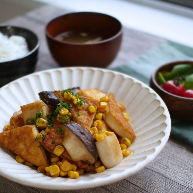 白色の深皿に盛られた厚揚げとエリンギのコーンバターしょうゆ