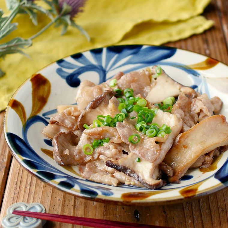 模様が入った丸皿に盛られたエリンギと豚肉のマヨポン炒め