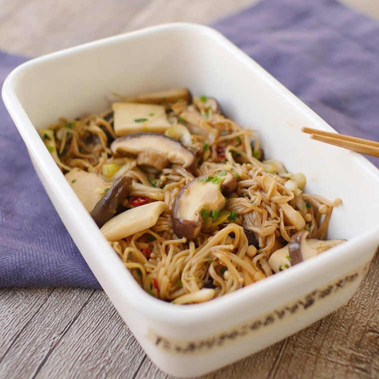 白色の保存容器に入ったたっぷりキノコのおかかしょうゆ炒め