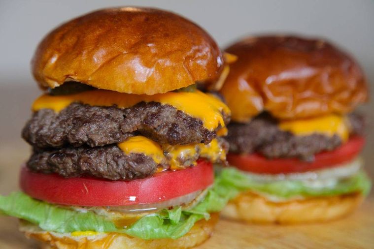手作りハンバーガーのアップ