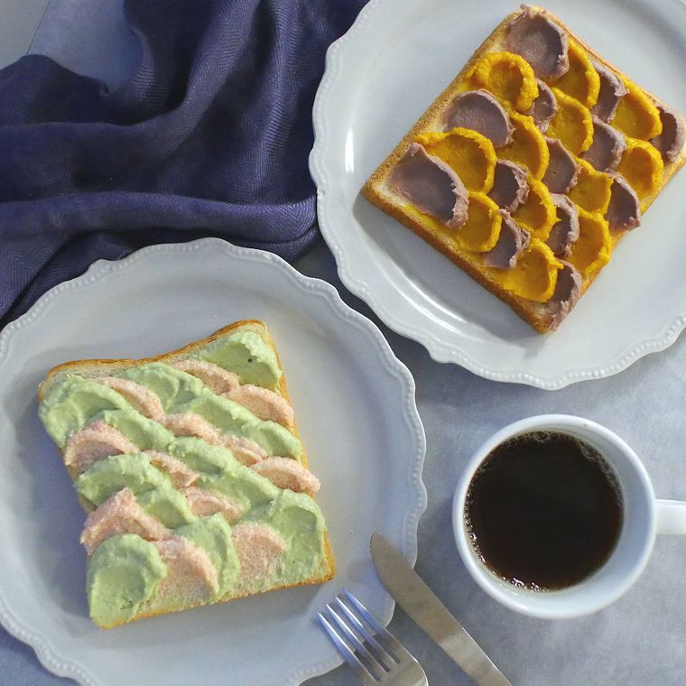 白いプレートに盛り付けた4色のウェーブトースト