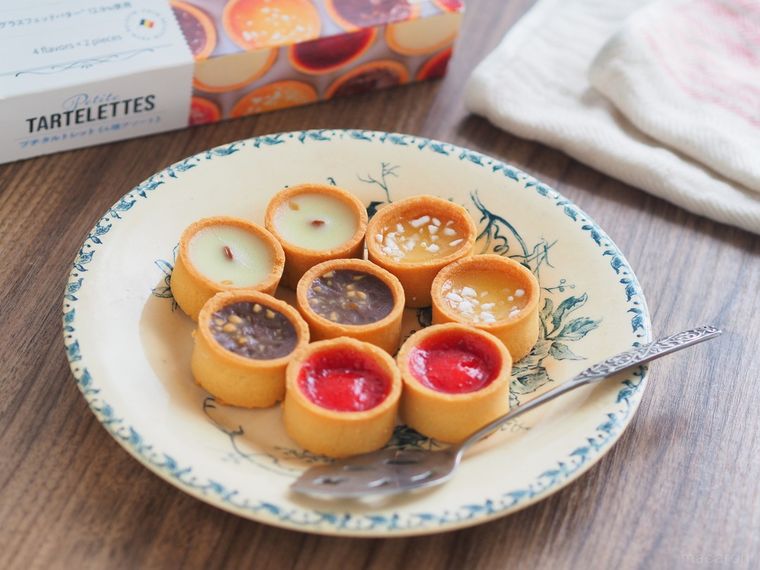 皿に並んだカラフルなプチタルトレット
