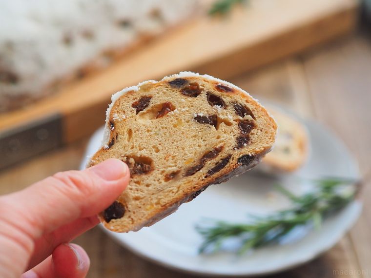 スライスしたシュトーレンを手でつまむ様子