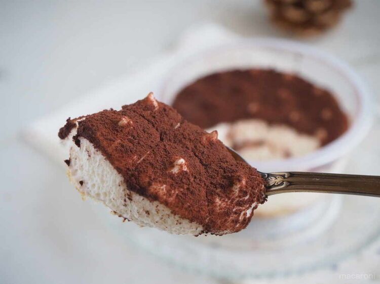 ティラミスをスプーンですくう様子