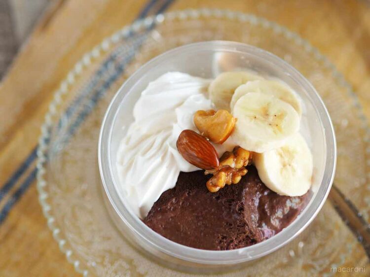 ナッツとクリーム、バナナがのったチョコレートトリュフ