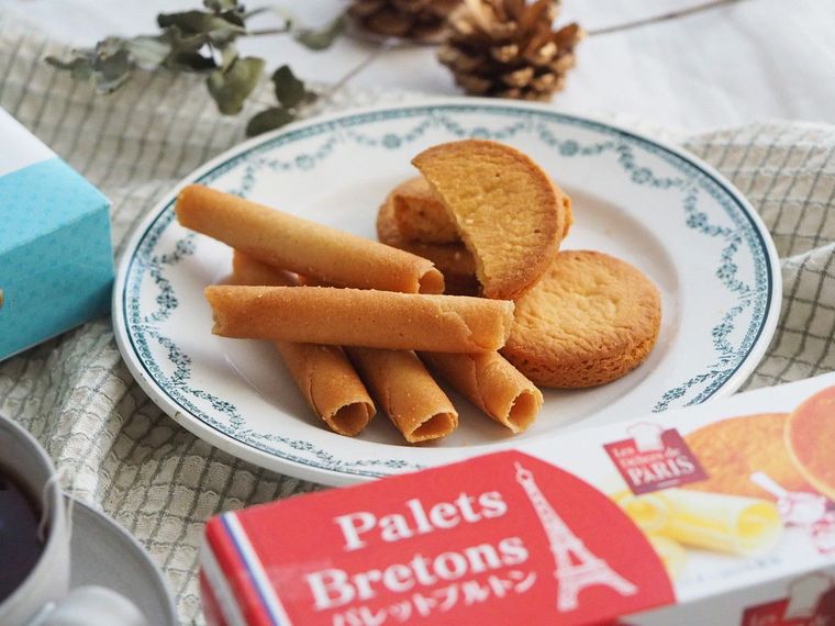 皿に盛られた二種のクッキー