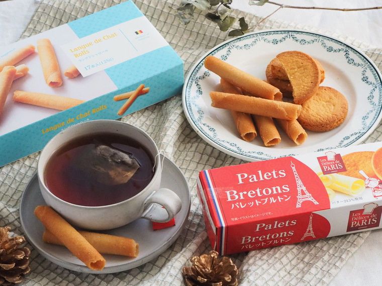 皿に盛られた二種のクッキーとコーヒーカップが並んだテーブル