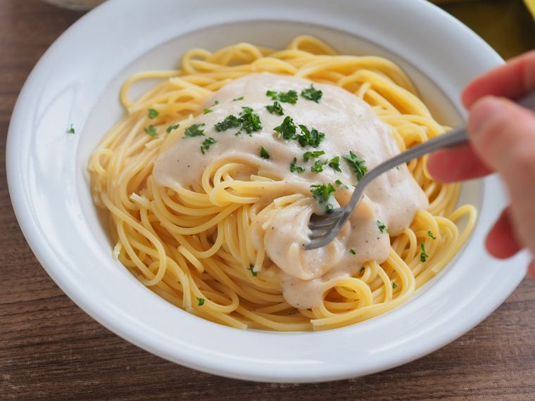 アルフレッドソースをかけたパスタ