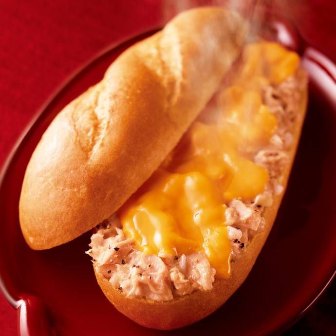 皿に盛られたツナチェダーチーズホットサンド